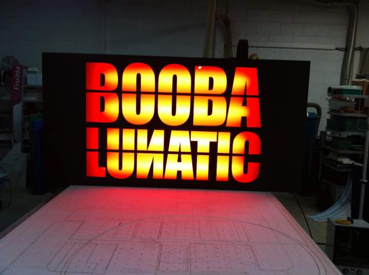 Des plaques directionnelles aux enseignes décoratives